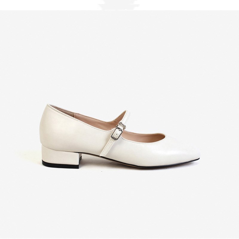 Flat-bottomed granny shoes nurse shoes